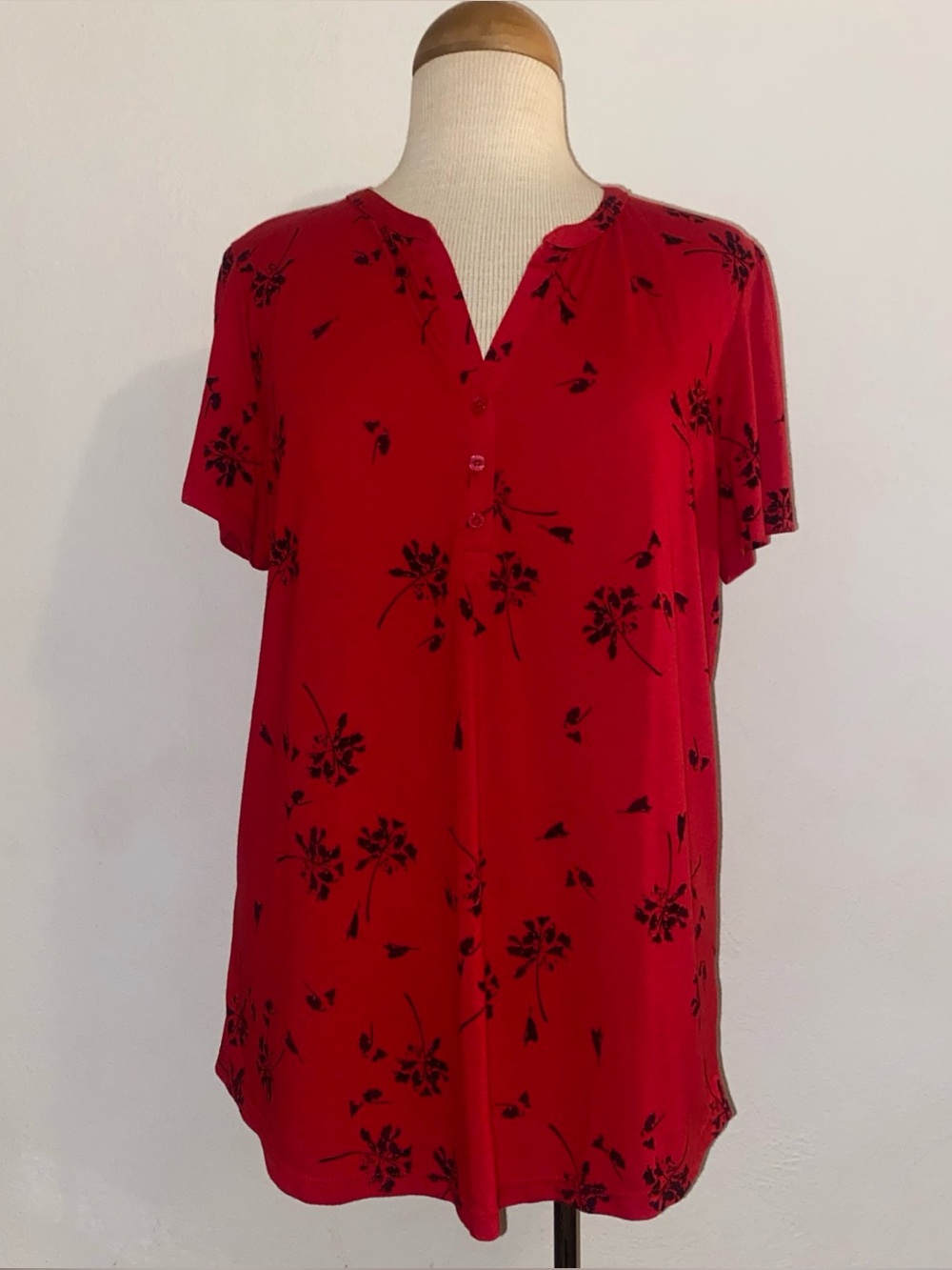 Liz Claiborne Red Short-Sleeve Floral Henley Top